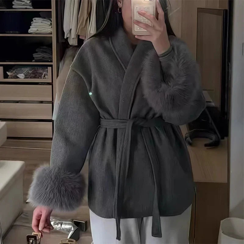 Kappa med Fuskpälsdetaljer