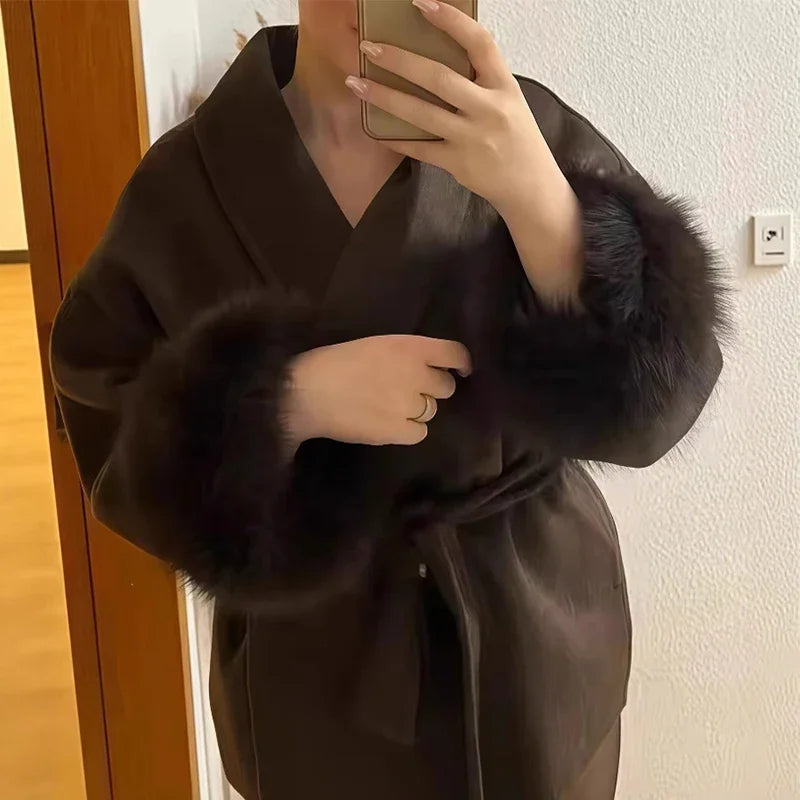 Kappa med Fuskpälsdetaljer